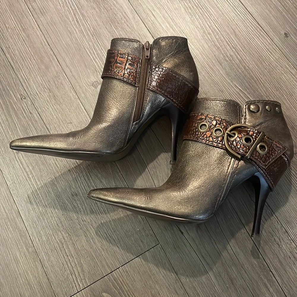 Carlos Santana Stiletto Boots w/ Buckle. Size 8.  CALL OUT - Picture 2 of 10